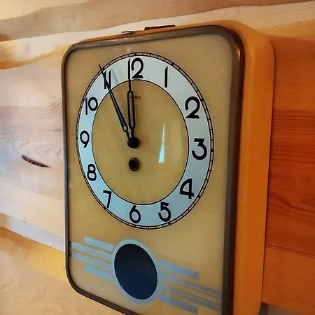 Alexandra Σαλέ *