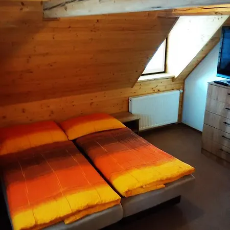 Alexandra Σαλέ *